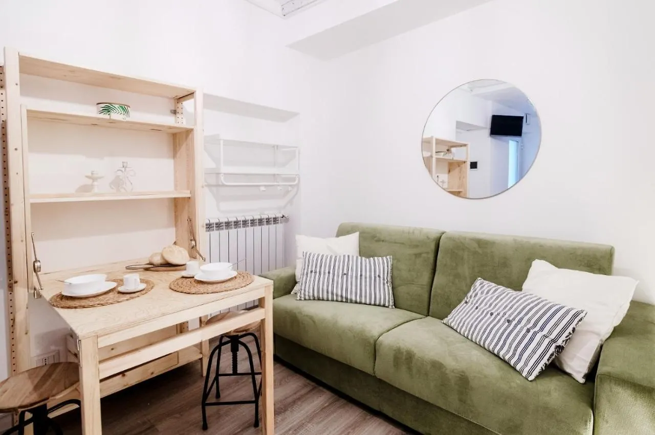 Comfy Apt 6 Min Foot From Como S.Giovanni Station! Apartment