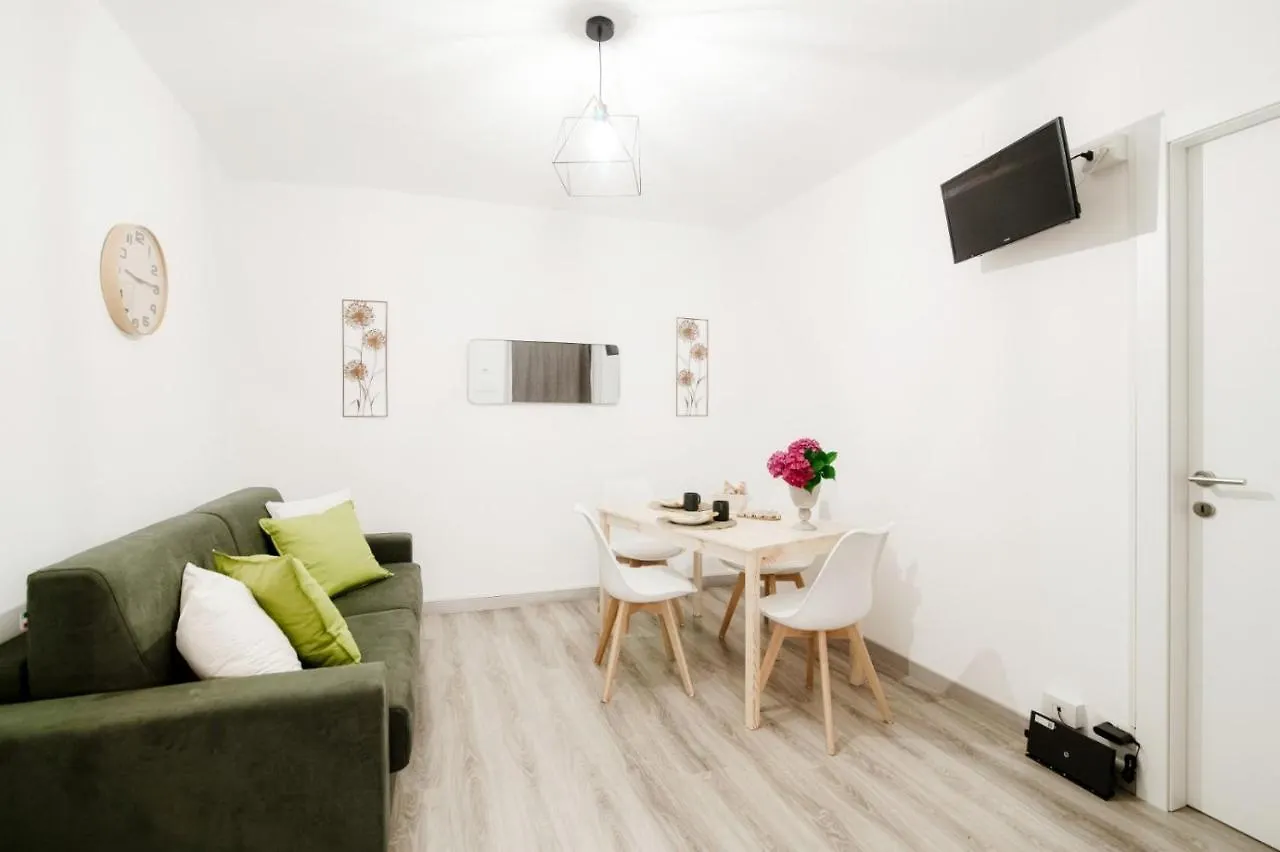 Comfy Apt 6 Min Foot From Como S.Giovanni Station! Apartment