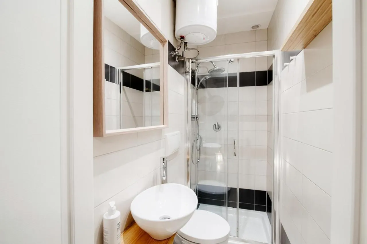 Comfy Apt 6 Min Foot From Como S.Giovanni Station! Apartment