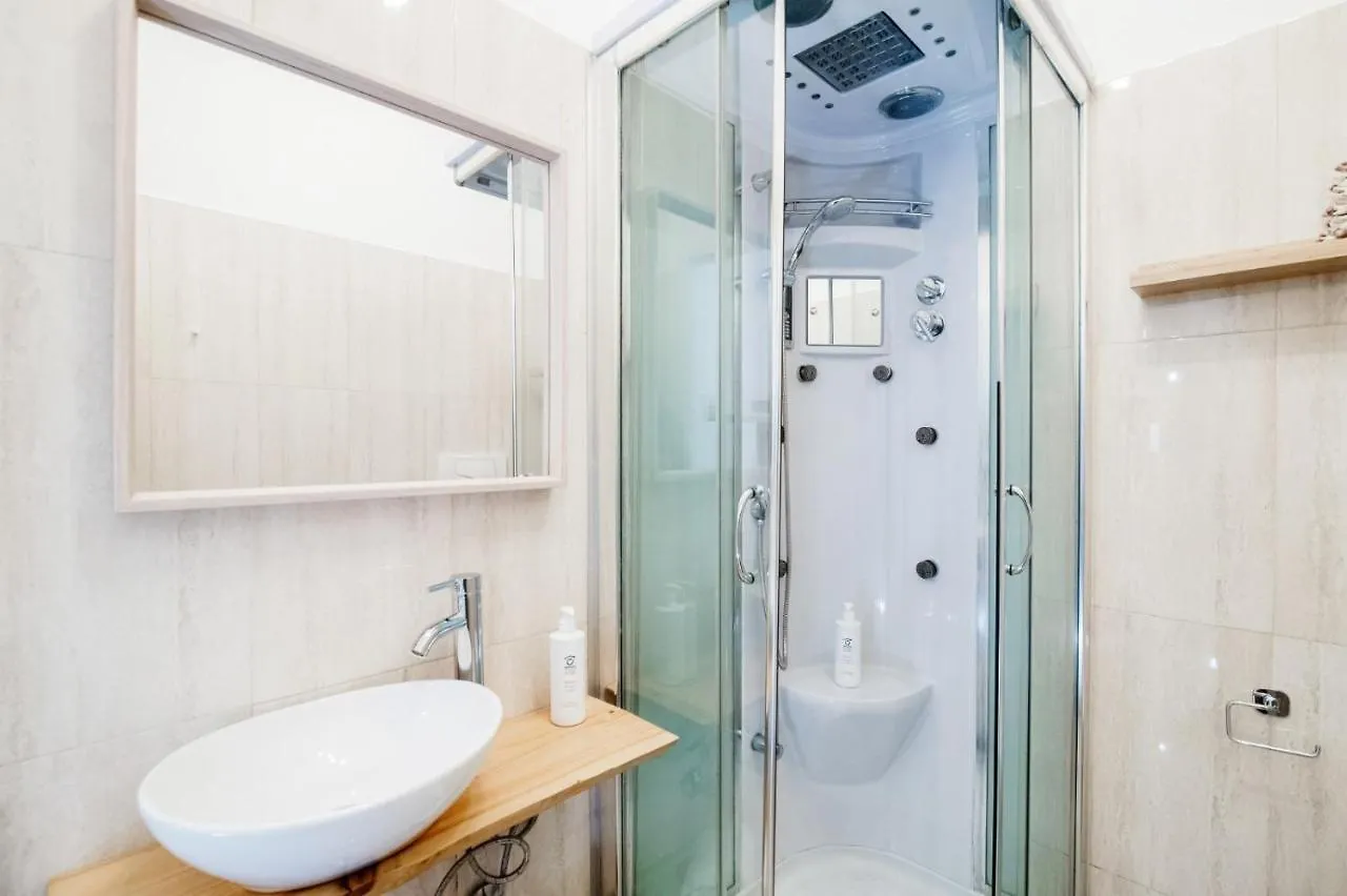 Comfy Apt 6 Min Foot From Como S.Giovanni Station! Apartment