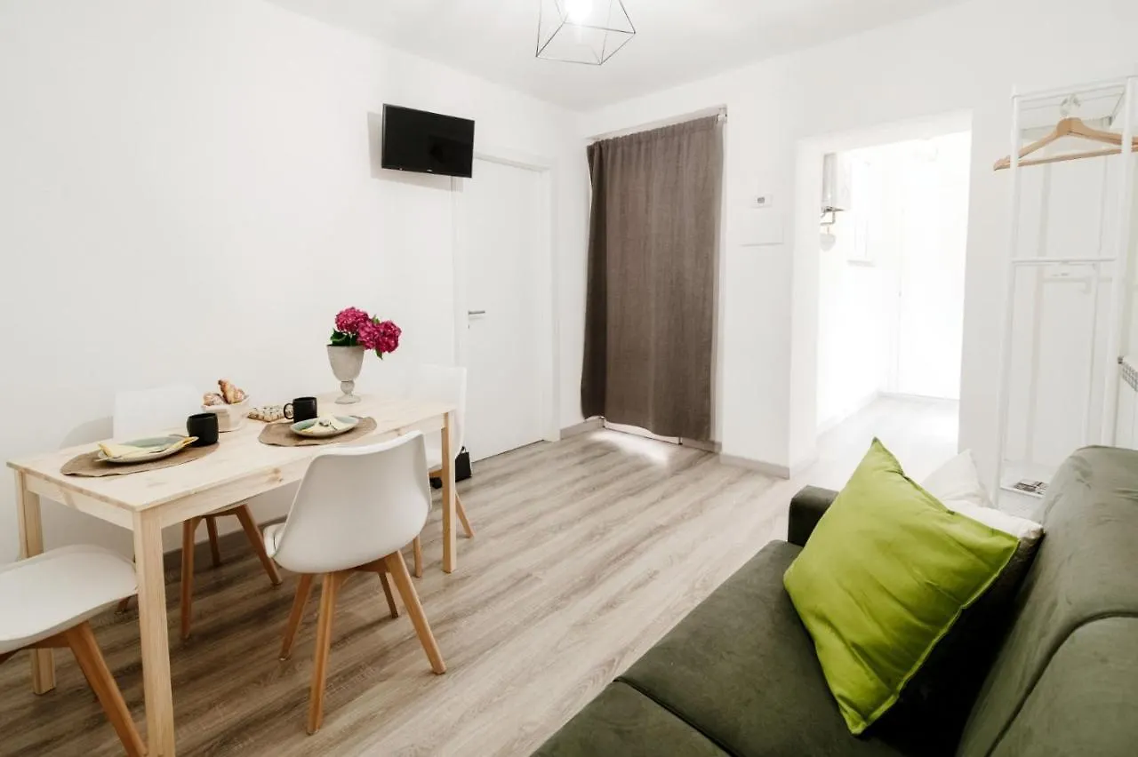 Comfy Apt 6 Min Foot From Como S.Giovanni Station! Apartment