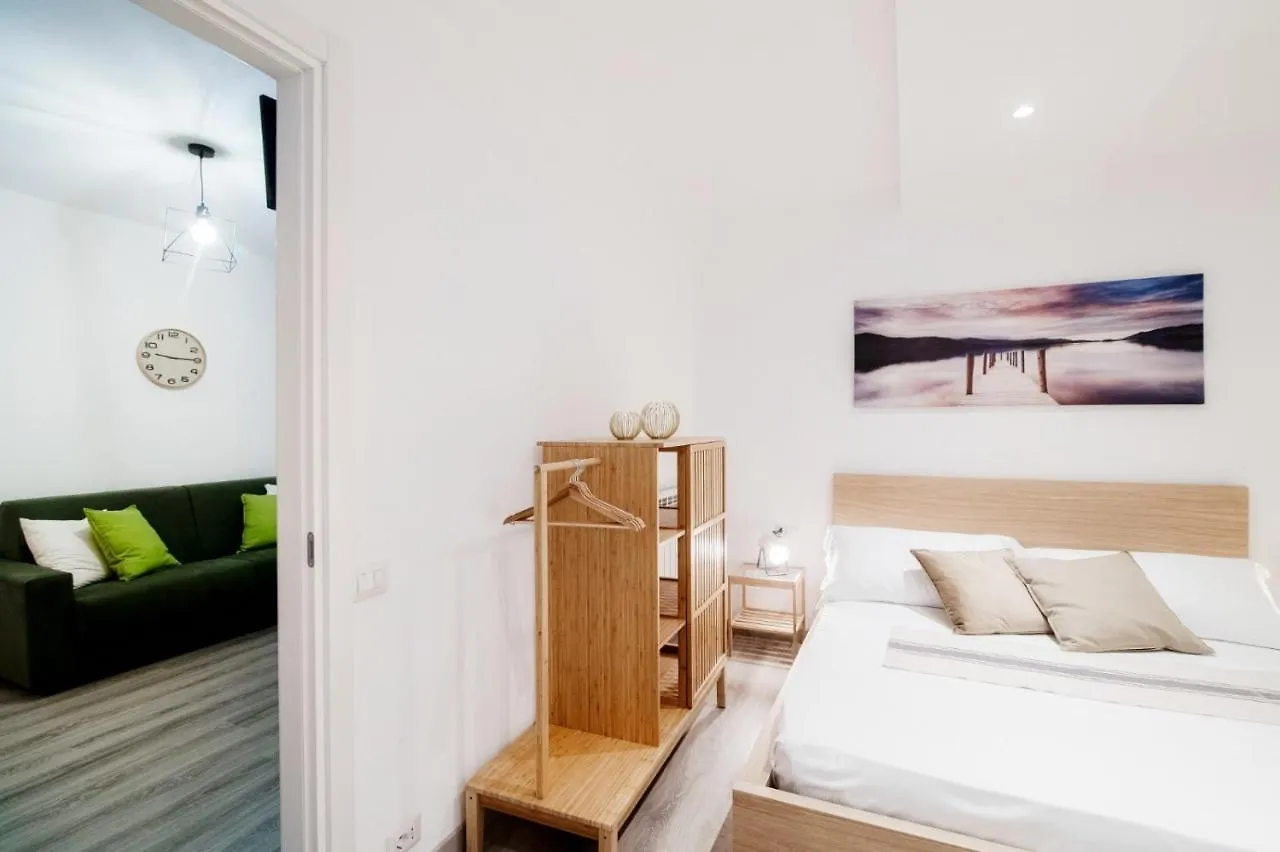 Comfy Apt 6 Min Foot From Como S.Giovanni Station! Apartment Italy
