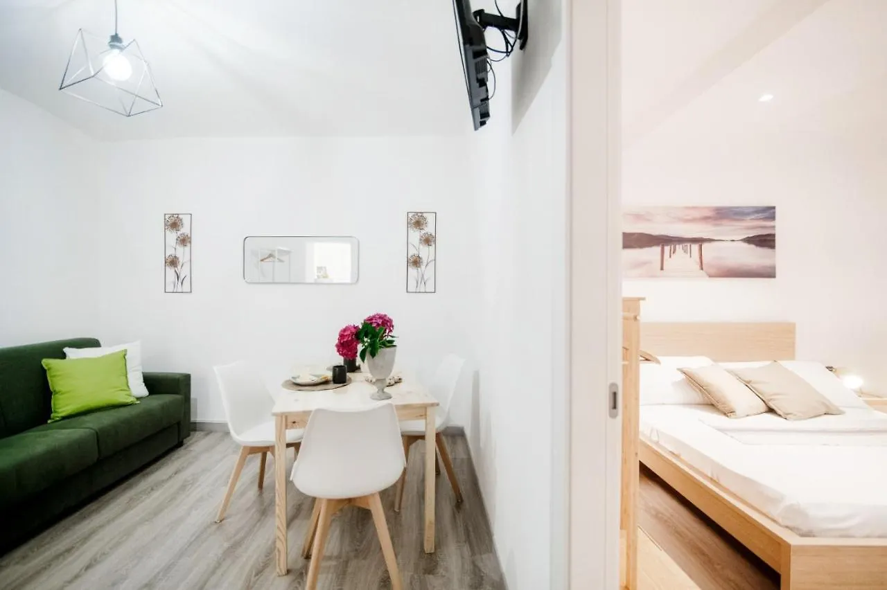 Comfy Apt 6 Min Foot From Como S.Giovanni Station! Apartment Italy