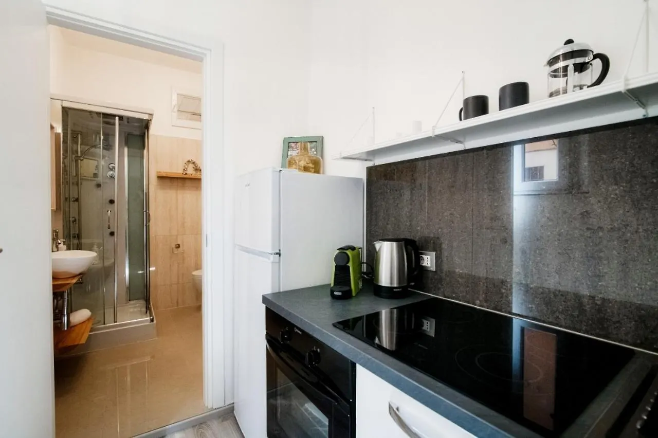 Comfy Apt 6 Min Foot From Como S.Giovanni Station! Apartment