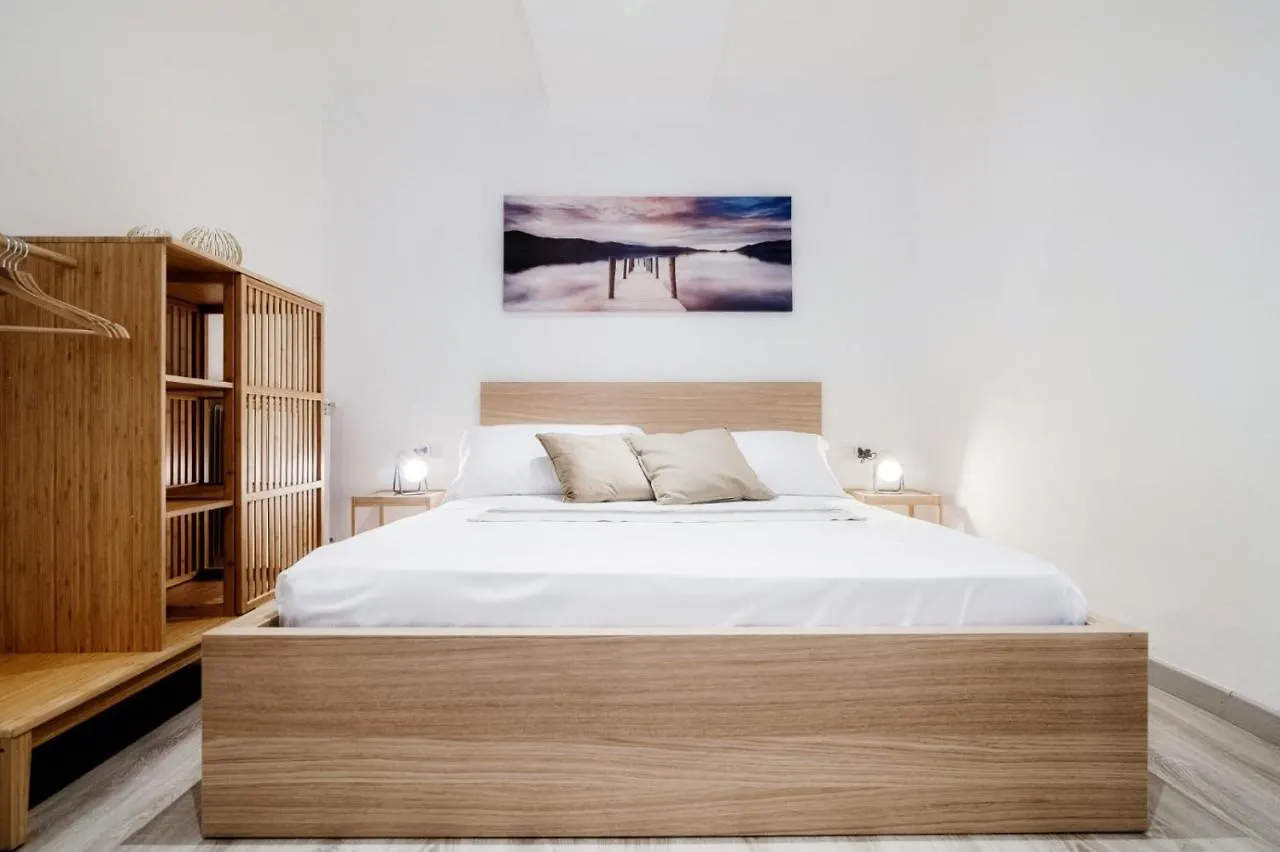 Comfy Apt 6 Min Foot From Como S.Giovanni Station! Apartment Italy