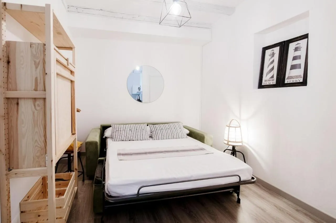 Comfy Apt 6 Min Foot From Como S.Giovanni Station! Apartment